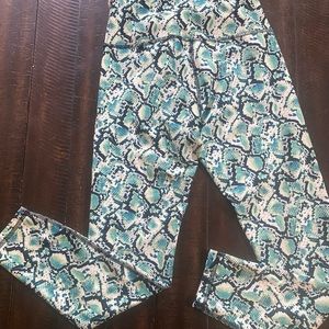 Jessica Simpson athletic work out pants snake skin pattern